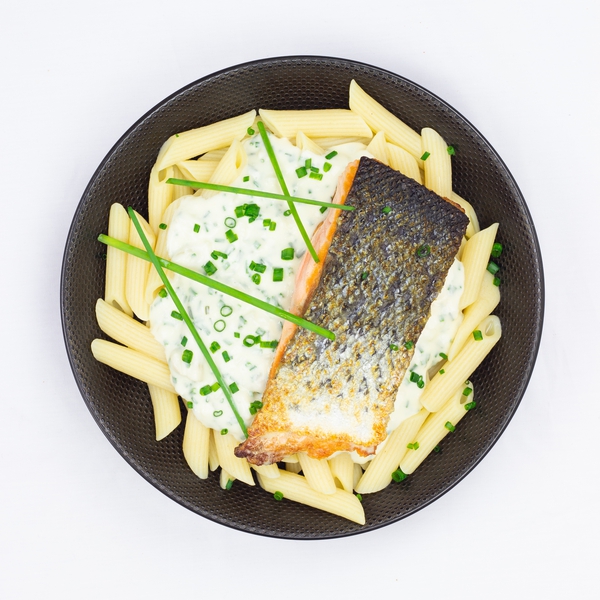 Penne sauce aux herbes et saumon rôti.