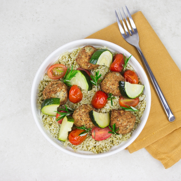 Falafels et riz au pesto et légumes.