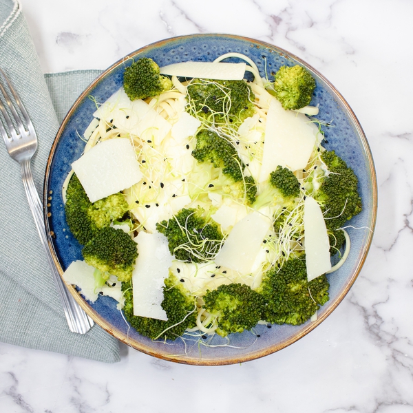 Linguine crème de parmesan, brocoli et grana en tranches
