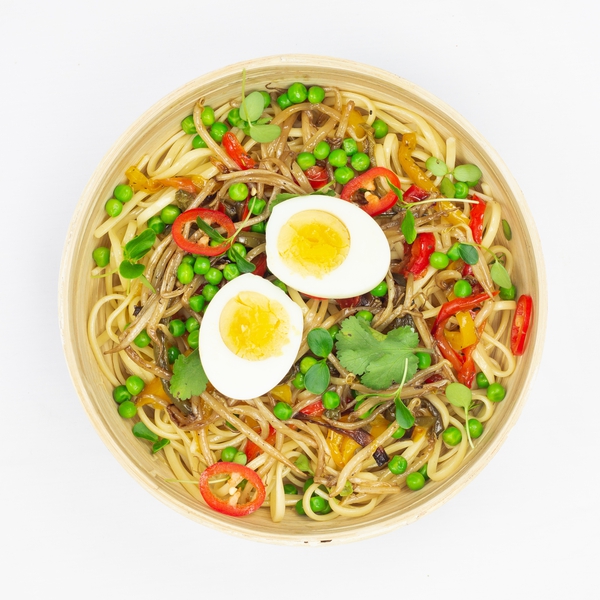 Nouilles et œuf mollet, poêlées de légumes au soja